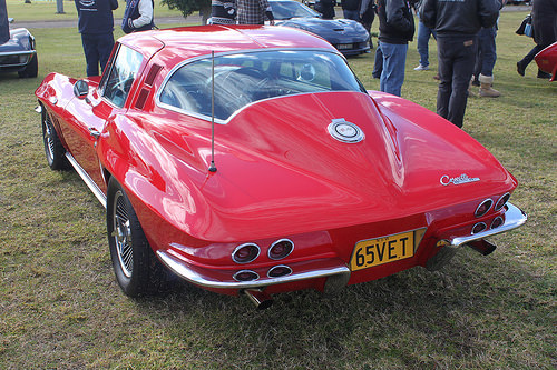 1965 Chevrolet Corvette C2 coupe rear 3q © 2015 Jeremy (CC BY 2.0 Generic)